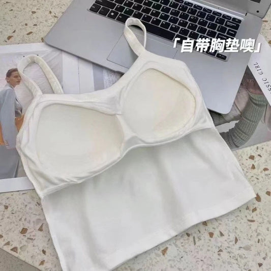 A Crop Top Women Sexy Sleeveless Top with built-in bra cups is displayed on a table beside a laptop, magazine, and photo—ideal for summer. Chinese text is visible in the upper right corner of the image.